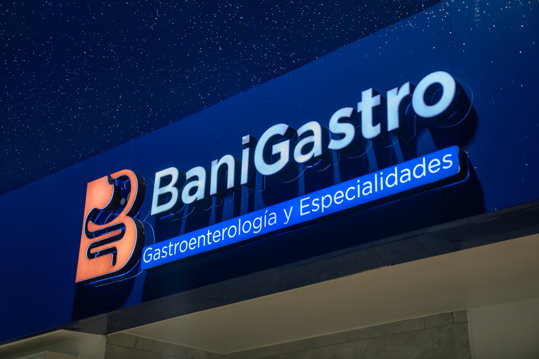Fachada de BaniGastro de noche